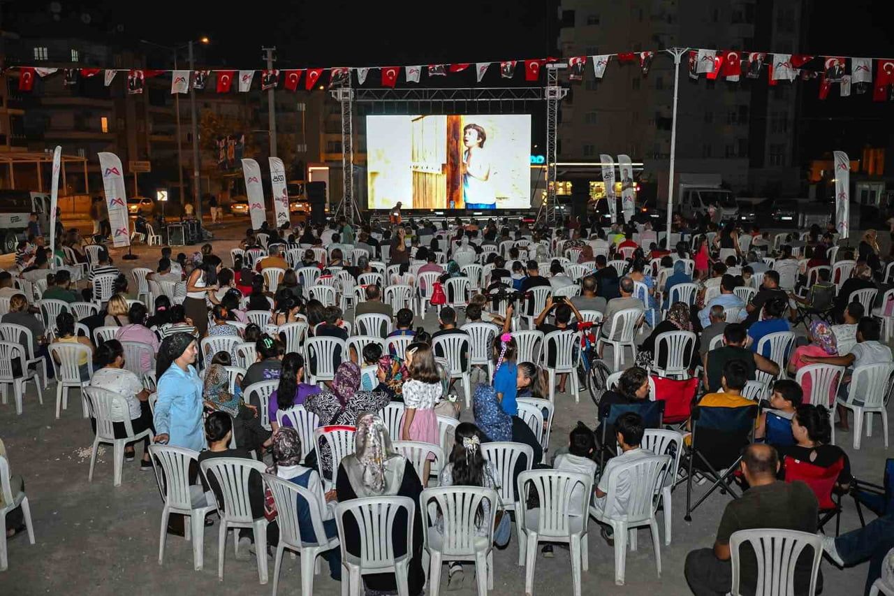 MERSİN BÜYÜKŞEHİR BELEDİYESİ, AÇIK HAVA SİNEMASI ETKİNLİKLERİYLE YAZ AKŞAMLARINDA VATANDAŞLARA...