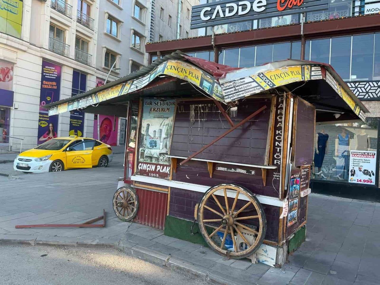 ERZURUM’UN CUMHURİYET CADDESİ’NDE UZUN YILLARDIR HİZMET VEREN TARİHİ BÜFE, GECE SAATLERİNDE...