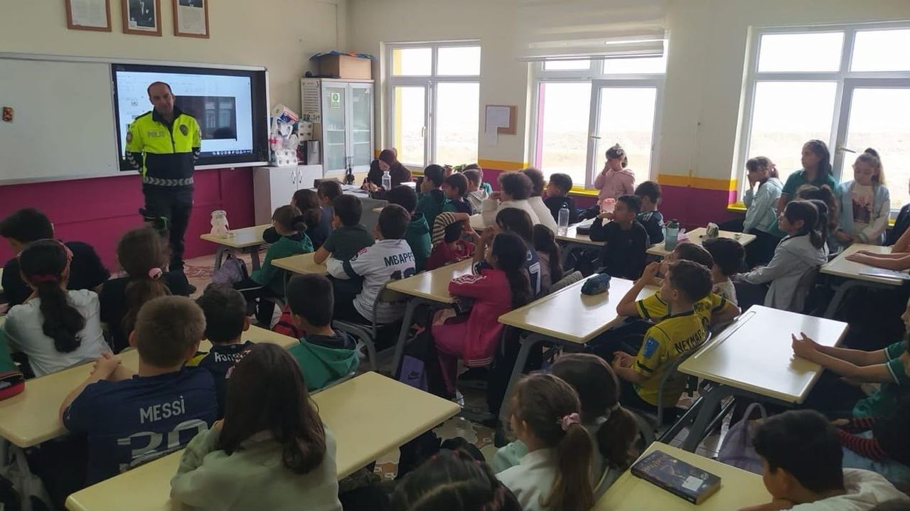 TÜRKELİ’DE ÖĞRENCİLERE TRAFİK EĞİTİMİ VERİLDİ TÜRKELİ İLÇE EMNİYET MÜDÜRLÜĞÜ TARAFINDAN CUMHURİYET...
