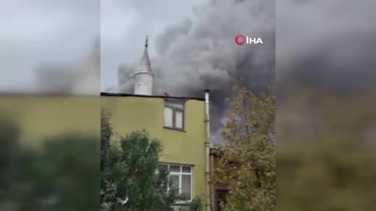 Bayrampaşa Muratpaşa Baltaş Sanayi Sitesi'nde bilinmeyen bir nedenle yangın çıktı. Olay yerine...
