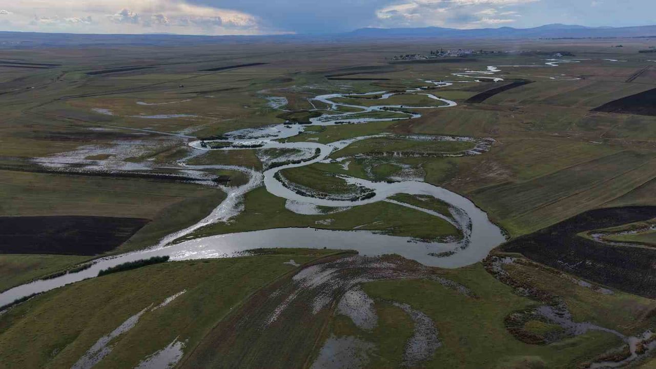 KARS'TAN DOĞARAK KIVRILA KIVRILA İLERLEYEN, ERMENİSTAN SINIRINDA ARAS NEHRİ İLE BİRLEŞEN VE...