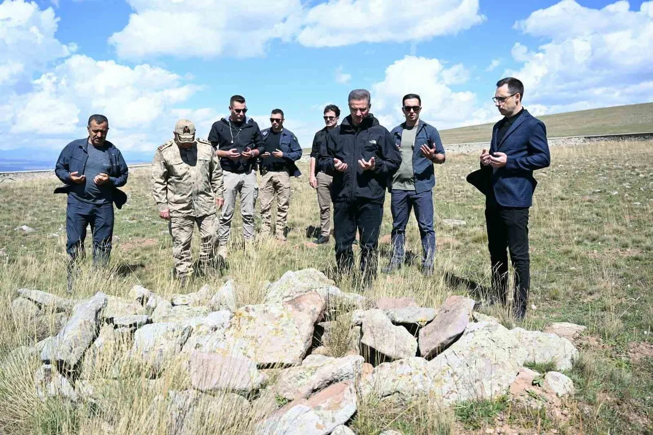 VALİ AYDIN BARUŞ, VE BERABERİNDEKİ HEYET DUMLU BABA YAYLASI’NI ZİYARET ETTİ.