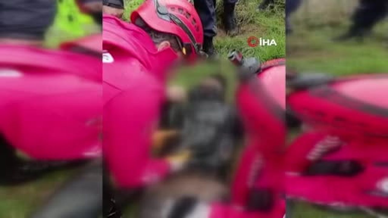 Kocaeli Gebze'de araç içinde sele kapılarak sürüklenen ve kayıp olarak aranan 2 kişiden 1'inin...