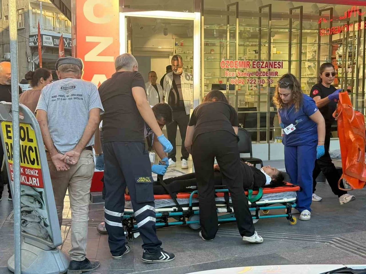 ANTALYA'NIN SERİK İLÇESİNDE OTOMOBİL İLE MOTOSİKLETİN ÇARPIŞMASI SONUCU MEYDANA GELEN TRAFİK...