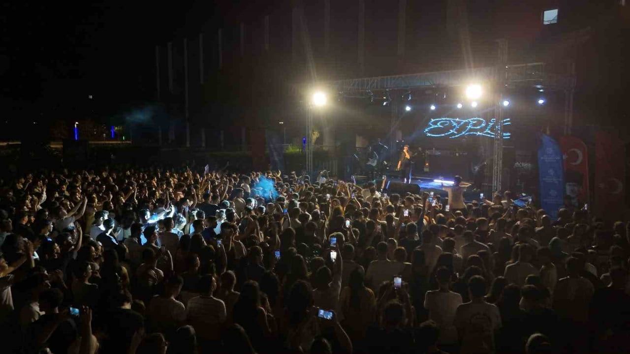 AYDIN BÜYÜKŞEHİR BELEDİYESİ TARAFINDAN DÜZENLENEN ‘YAZA MERHABA KONSERLERİ’ KAPSAMINDA SAHNE ALAN...