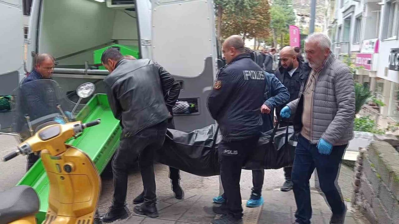 HIZIRPAŞA MAHALLESİ İSTASYON CADDESİNDEKİ EVE POLİS VE ACİL SAĞLIK EKİPLERİ YÖNLENDİRİLDİ. DAHA...