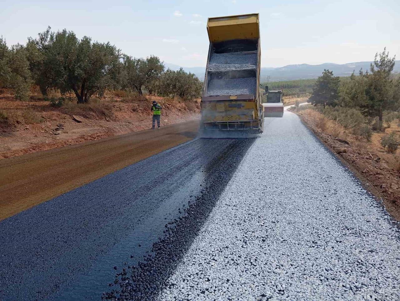 AYDIN BÜYÜKŞEHİR BELEDİYESİ, KENT GENELİNDE YOL YAPIM, BAKIM VE ONARIM ÇALIŞMALARINI ONLARCA...