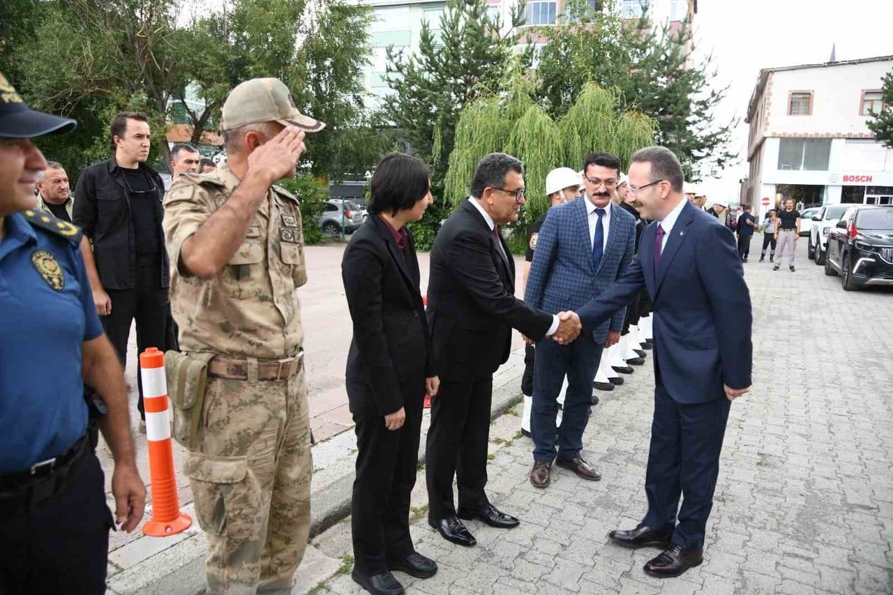 ARDAHAN VALİSİ YAMLI GÖREVE BAŞLADI. (OLGUN YILDIZ/ARDAHAN-İHA)