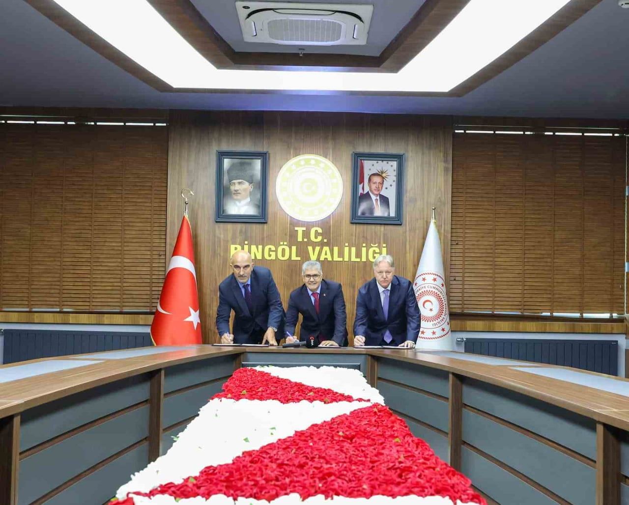 PROTOKOL VALİ CAHİT ÇELİK (ORTADA), İL MİLLİ EĞİTİM MÜDÜRÜ MUSTAFA ÖZEL (SAĞDA) VE HAYIRSEVER İŞ...
