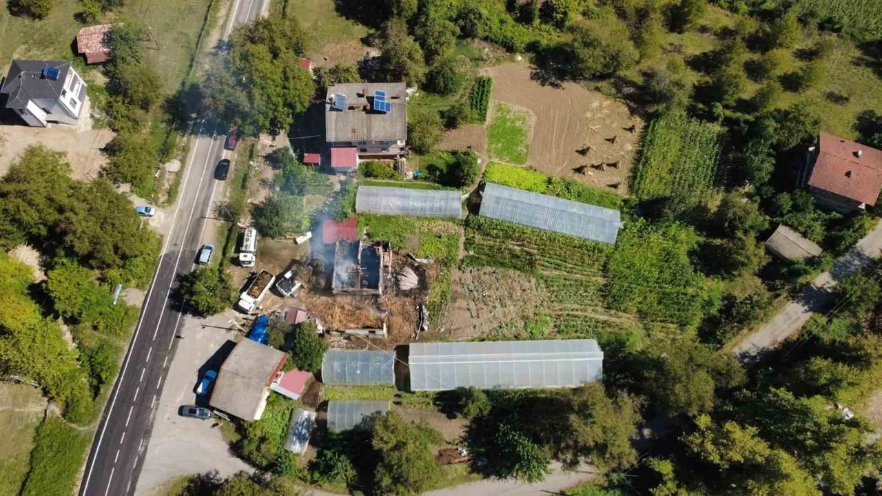 BARTIN'IN ULUS İLÇESİNDE AHIR OLARAK KULLANILAN METRUK BİR BİNADA ELEKTRİK TESİSATINDAN ÇIKTIĞI...