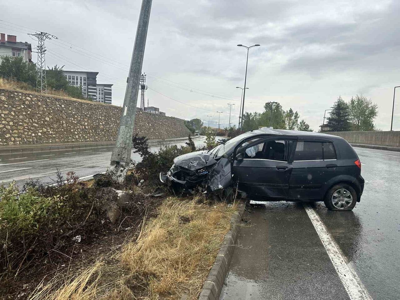 KASTAMONU’DA SAĞANAK YAĞIŞ SONRASI YOLDA OLUŞAN SU BİRİKİNTİSİNE ARACIN KAPTIRAN SÜRÜCÜ, REFÜJDE...
