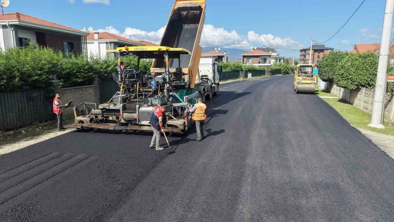 DÜZCE BELEDİYESİ EKİPLERİ, HAFTA SONUNDA DA KENTİN FARKLI NOKTALARINDA ASFALT ÇALIŞMALARINI...