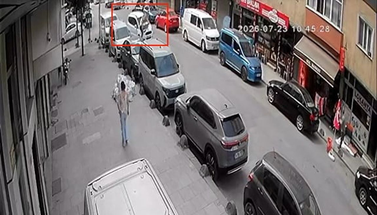 SULTANGAZİ'DE YOLUN KARŞISINA GEÇMEYE ÇALIŞAN BİR KURYE, HAFİF TİCARİ ARACIN ÇARPMASI SONUCU...