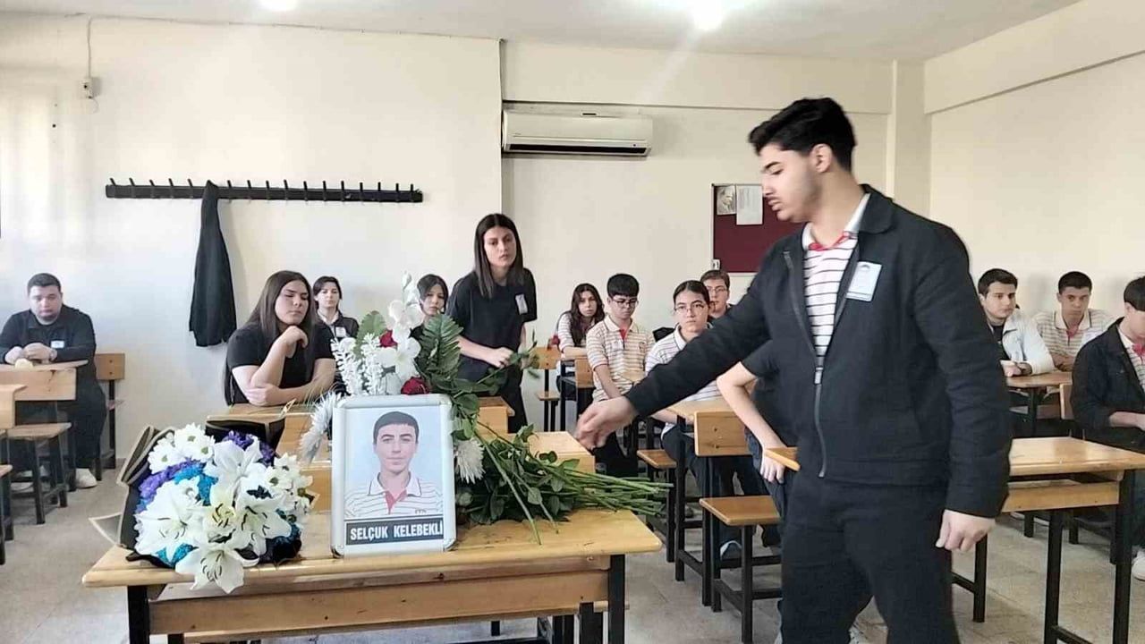 SINIF ARKADAŞLARI SIRASINA ÇİÇEKLER BIRAKARAK DUYGU DOLU ANLAR YAŞADI.