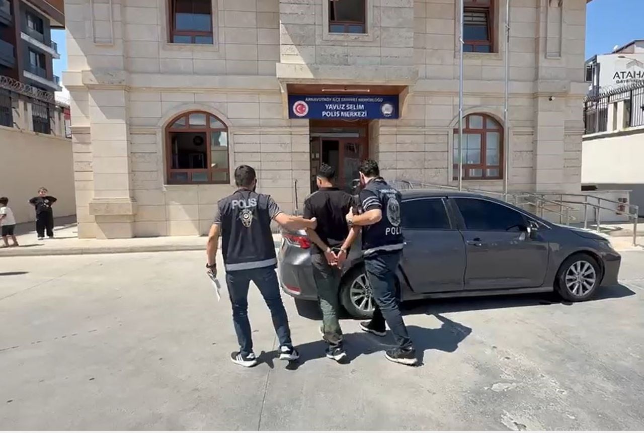 ARNAVUTKÖY’DE GECE SAATLERİNDE BİR ATA DAKİKALARCA ŞİDDET UYGULADIĞI ANLAR CEP TELEFONU KAMERASINA...