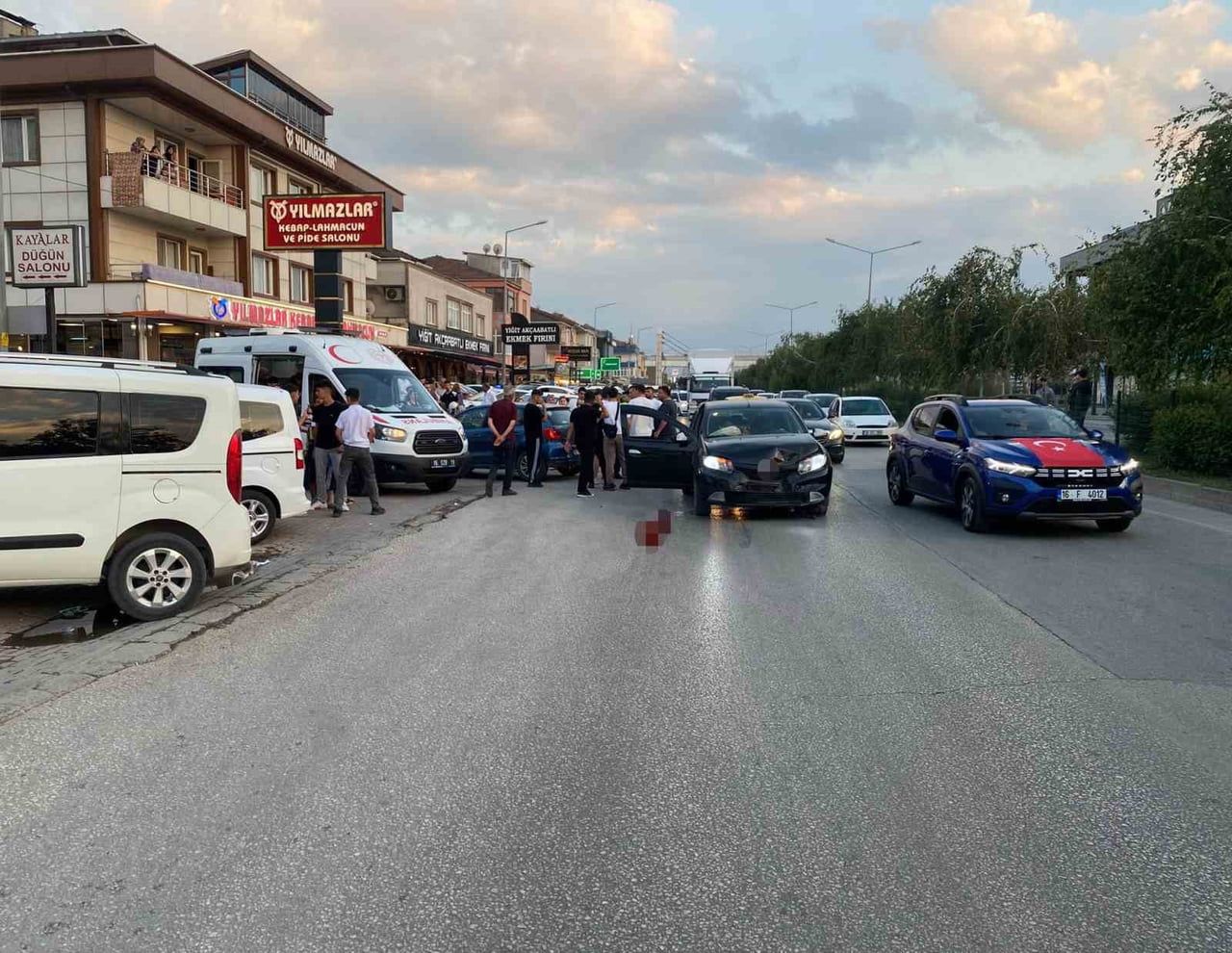 İKİ ARACIN KARIŞTIĞI KAZADA 4 KİŞİ YARALANDI