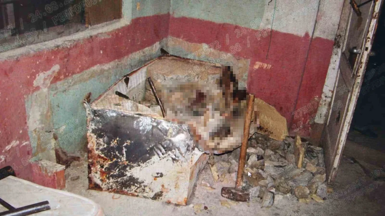 MERSİN'DE 2007 YILINDA BİR EVİN BAHÇESİNDE, ÜZERİ BETONLA KAPATILMIŞ BUZDOLABININ İÇERİSİNDE...