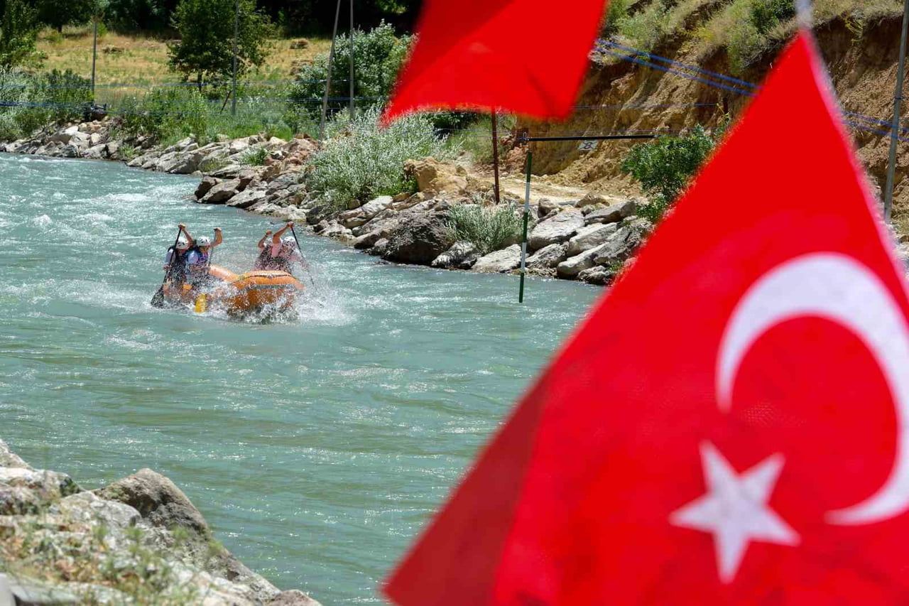 RAFTİNG TÜRKİYE ŞAMPİYONASI 3. AYAK YARIŞLARI ÇATAK’TA SONA ERDİ