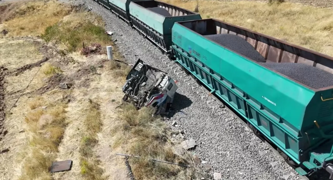 MALATYA'NIN HEKİMHAN İLÇESİNDE YÜK TRENİNİN HEMZEMİN GEÇİTTE KAMYONA ÇARPMASI SONUCU 1 KİŞİ...