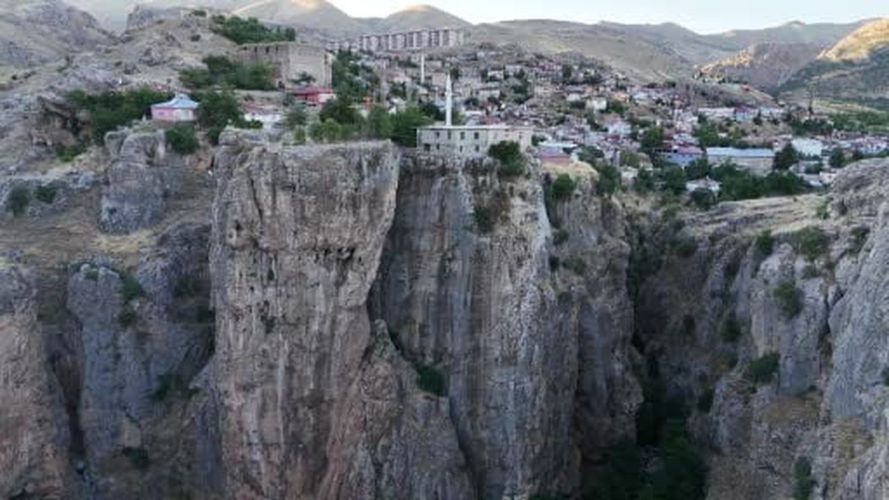 Bu evi gören bir daha bakıyor... Farklı kayalardaki ev ve bahçesine köprü ile ulaşım...
