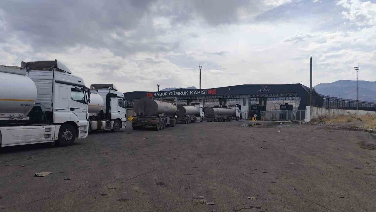 ŞIRNAK’IN SİLOPİ İLÇESİNDEKİ HABUR SINIR KAPISI’NA YÜK VE AKARYAKIT TAŞIYAN TIR ŞOFÖRLERİ, GİRİŞ...
