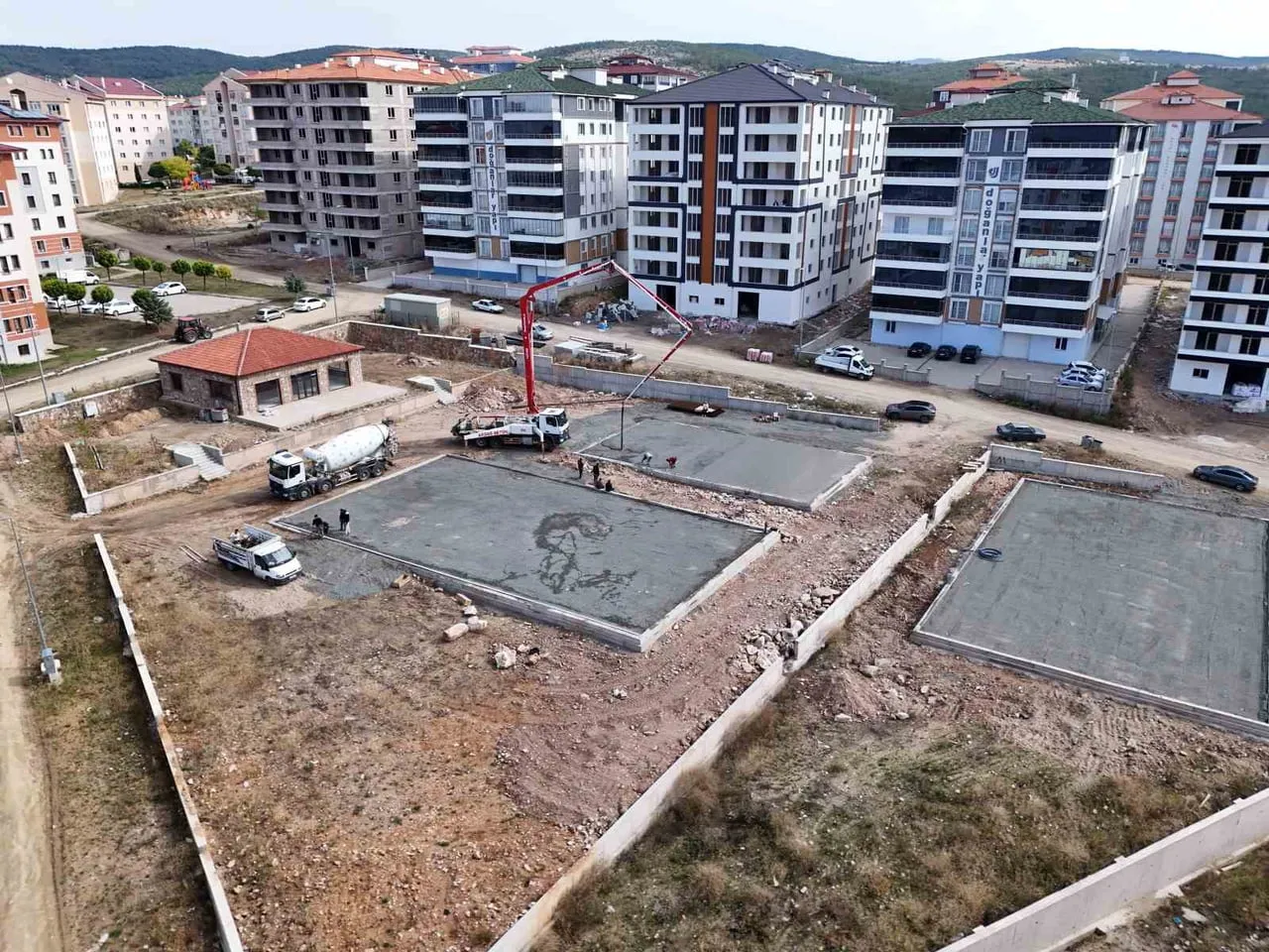 AKDAĞMADENİ BELEDİYESİ TARAFINDAN İLÇENİN SEYRANTEPE MAHALLESİNDE YAPIMINA BAŞLANAN 100. YIL SPOR...