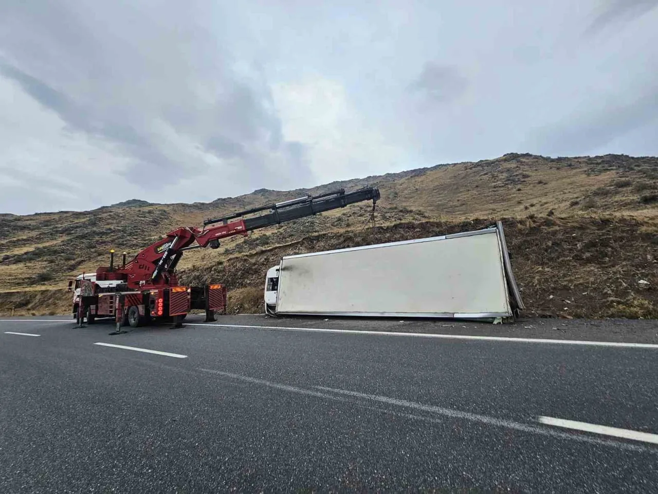 IĞDIR-DOĞUBAYAZIT KARA YOLUNDA SÜRÜCÜSÜ VE PLAKASI HENÜZ BELİRLENEMEYEN ARACIN DEVRİLMESİ SONUCU...