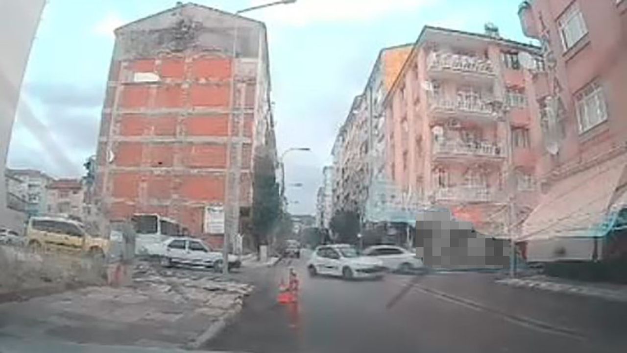 İKİ OTOMOBİLİN ÇARPIŞMA ANLARI İSE, BİR ARACIN İÇERİSİNDE BULUNAN KAMERAYA SANİYE SANİYE...