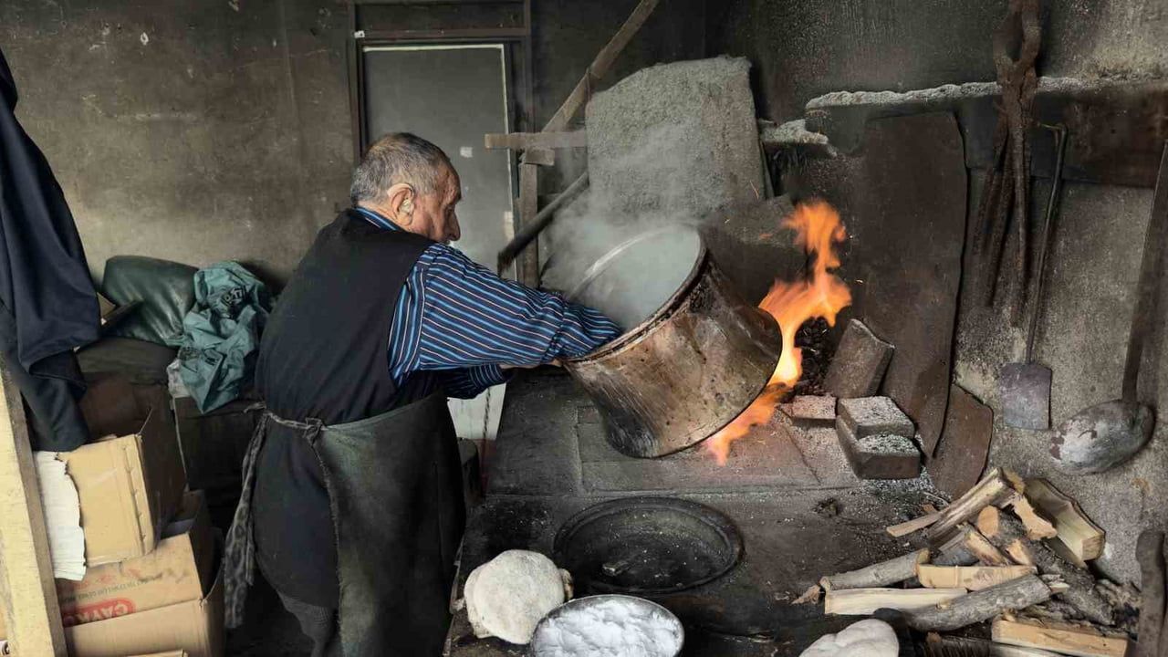 TOKAT’IN ZİLE İLÇESİNDE 10 YAŞINDA ÇIRAK OLARAK BAŞLADIĞI KALAYCILIĞI 70 YILDIR SÜRDÜREN 80...