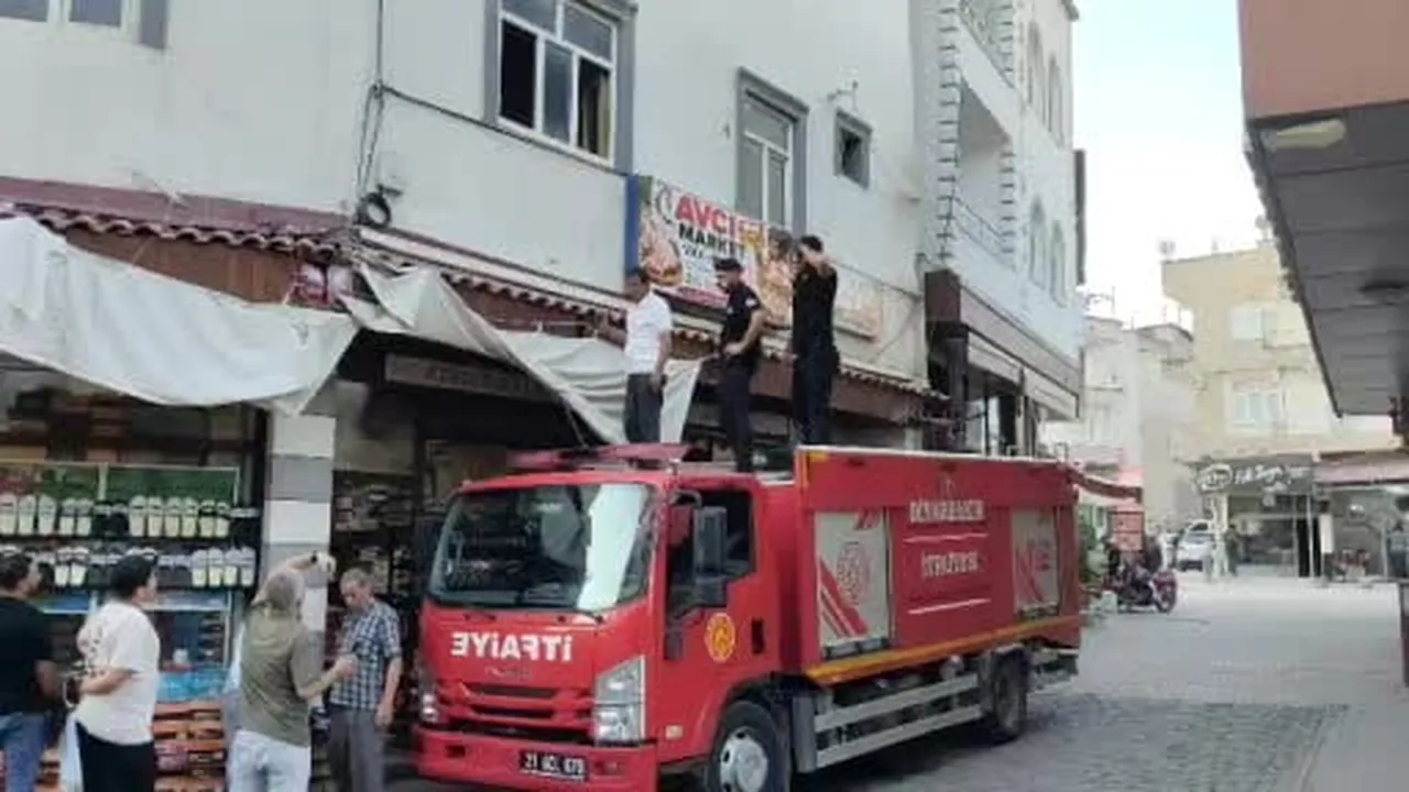 İş yerinde mahsur kalan kedi için itfaiye ekipleri seferber oldu