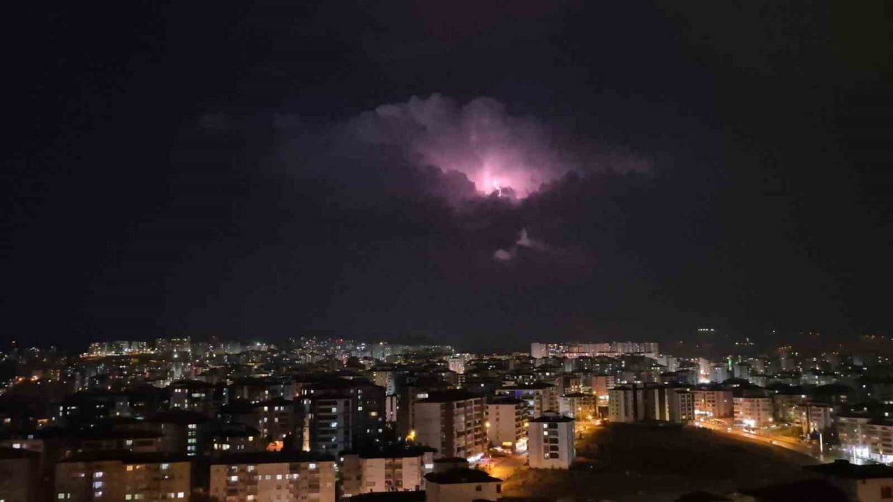 ELAZIĞ’DA GÖKYÜZÜNDE OLUŞAN BULUT KÜMESİNİN İÇERİSİNDE ÇAKAN ŞİMŞEKLER, DİKKAT ÇEKİCİ GÖRÜNTÜLER...