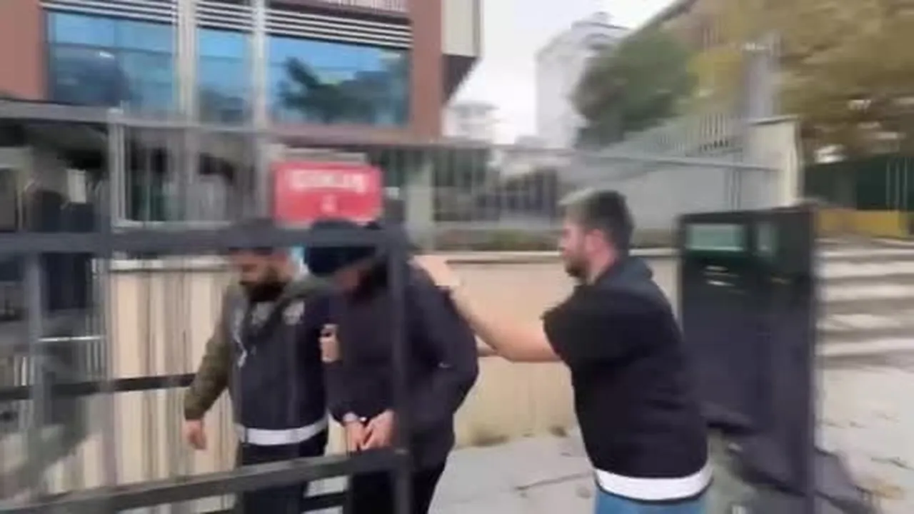 Bostancı'da otobüs içinde yolcularla tartışıp biber gazı sıkan şüpheli gözaltına...