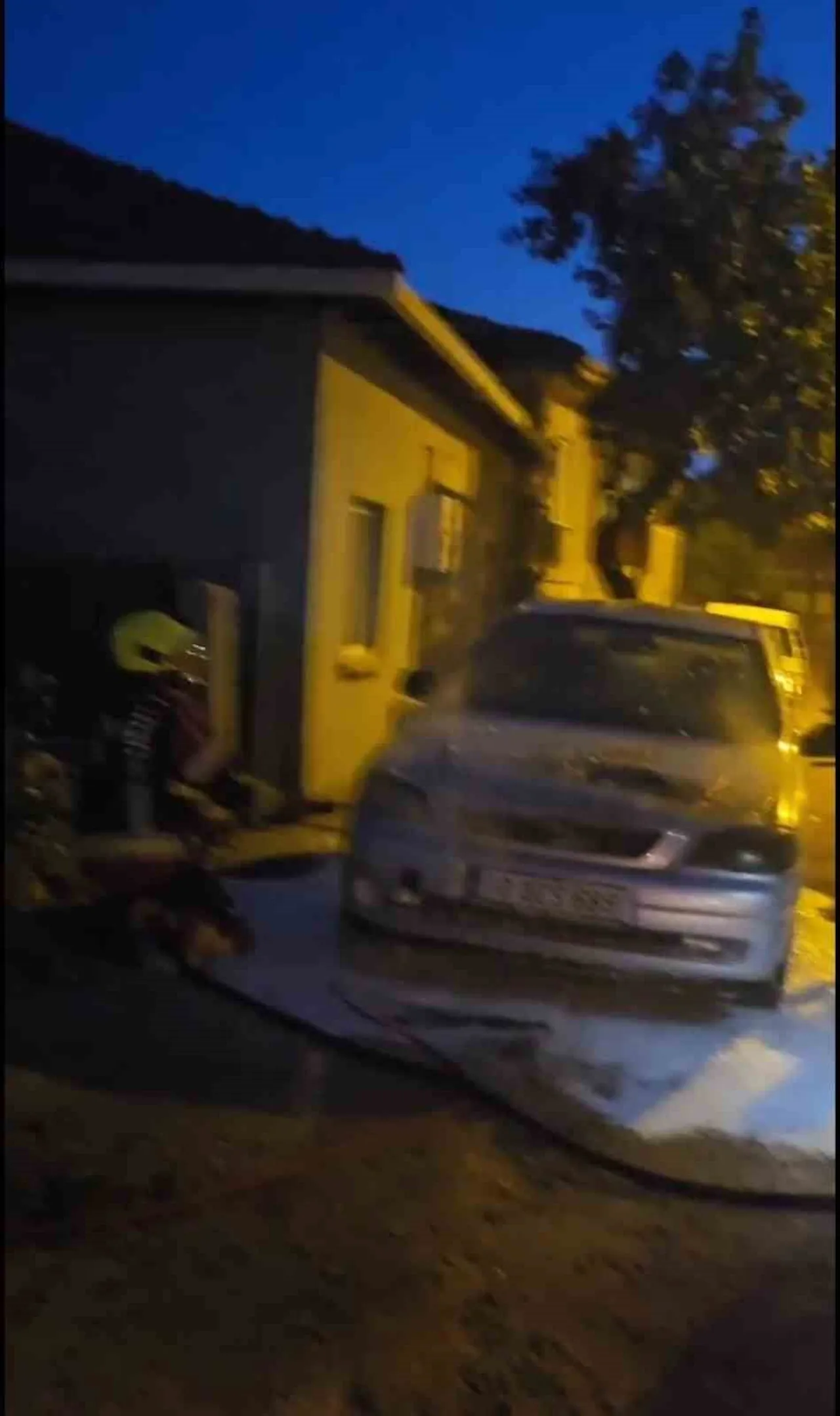 SINDIRGI’DA BİR OTOMOBİL ALEVLERE TESLİM OLDU