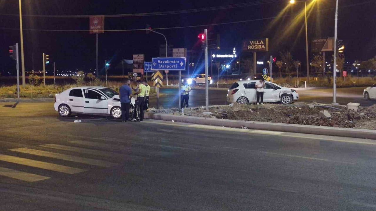 DİYARBAKIR’DA İKİ OTOMOBİLİN ÇARPIŞMASI SONUCU MEYDANA GELEN KAZADA 7 KİŞİ YARALANDI.