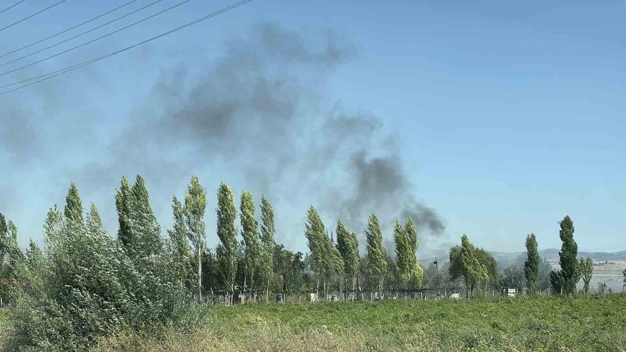 ÇORUM'DA OTLUK ALANDA ÇIKAN YANGIN NETİCESİNDE DUMANLAR GÖKYÜZÜNE YÜKSELDİ