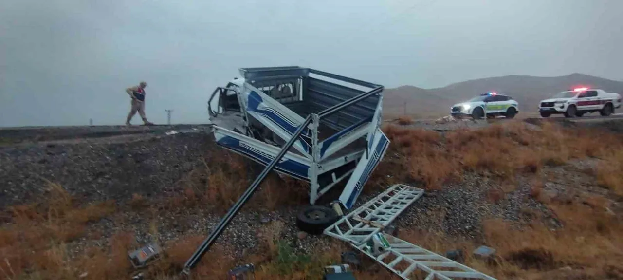 VAN BAŞKALE KARAYOLU GÜZELDERE TÜNELİ MEVKİSİNDE 3 ARACIN KARIŞMASI SONUCU MEYDANA GELEN TRAFİK...