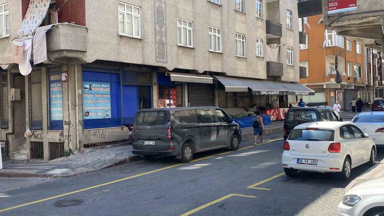 İSTANBUL SULTANGAZİ’DE KİMLİĞİ BELİRSİZ BİR KİŞİ TARAFINDAN İNTERNET KAFENİN CAMLARINA SİLAHLA...