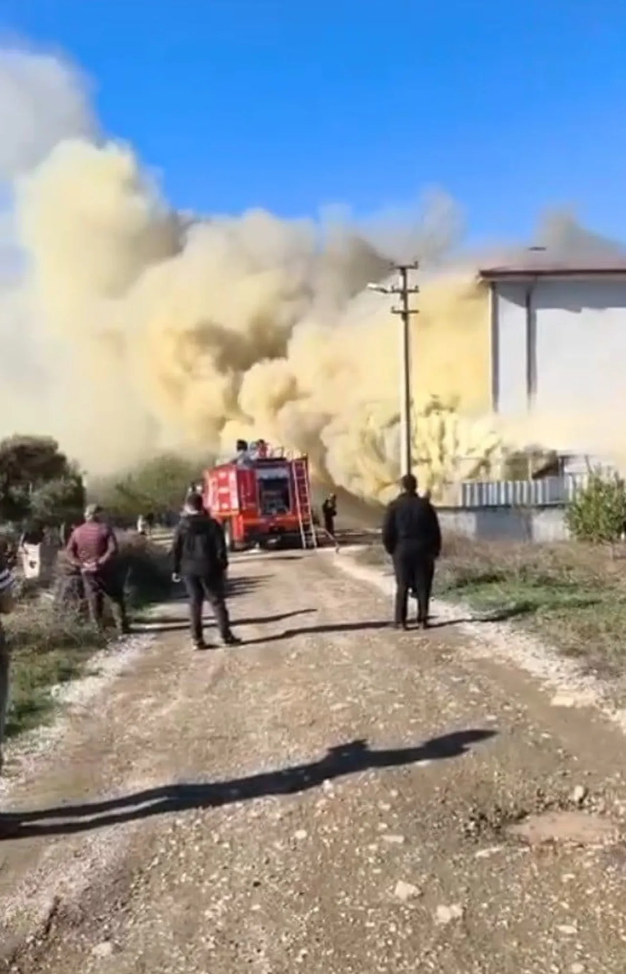 SAKARYA'NIN GEYVE İLÇESİNDE BİR MOBİLYA DÜKKANINDA ÇIKAN YANGIN İTFAİYE EKİPLERİNİN MÜDAHALESİYLE...