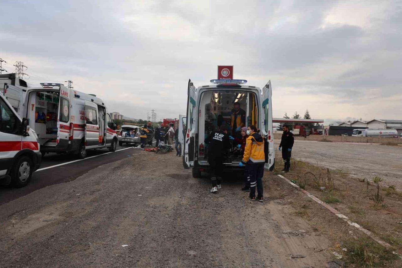 NEVŞEHİR'DE AYNI YÖNDE SEYİR HALİNDE OLAN İKİ OTOMOBİLİN ÇARPIŞMASI SONUCU MEYDANA GELEN TRAFİK...