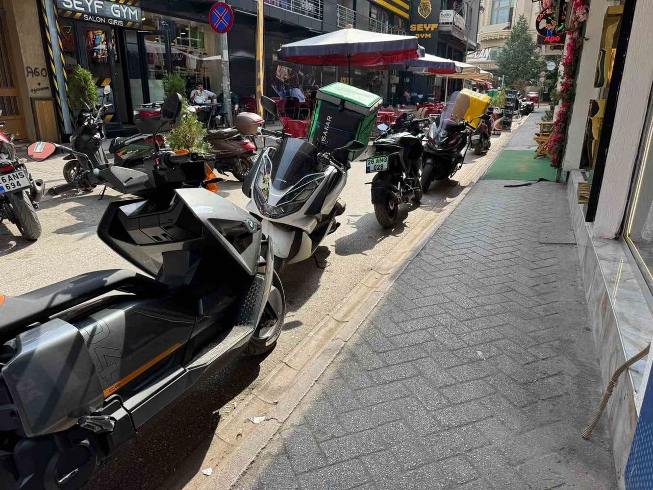 ESKİŞEHİR’DE BİR ALIŞVERİŞ MERKEZİNİN ÖNÜNDEKİ SOKAĞIN GİRİŞİNE YASAK OLMASINA RAĞMEN PARK EDİLEN...