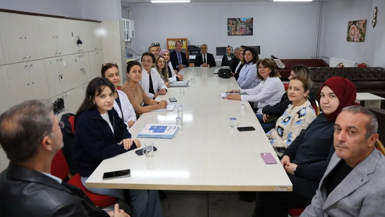 KARABÜK İL MİLLİ EĞİTİM MÜDÜRÜ NEVZAT AKBAŞ, "ÖĞRETMENLER ODASI BULUŞMASI" ÇERÇEVESİNDE...