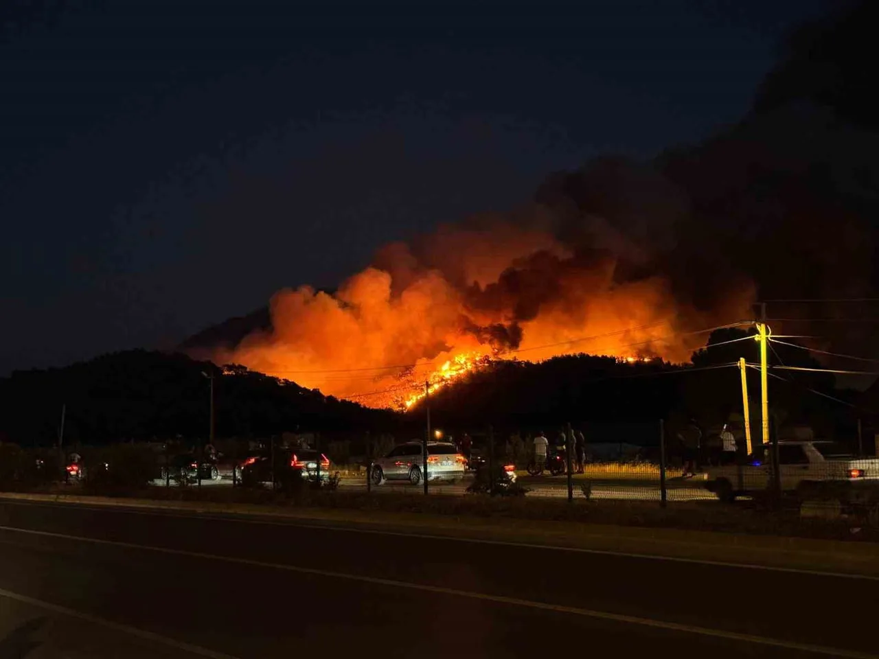 MUĞLA'NIN FETHİYE İLÇESİNDE ORMANLIK ALANDA ÇIKAN VE RÜZGARIN ŞİDDETİYLE BÜYÜYEN YANGINDA ALEVLER...