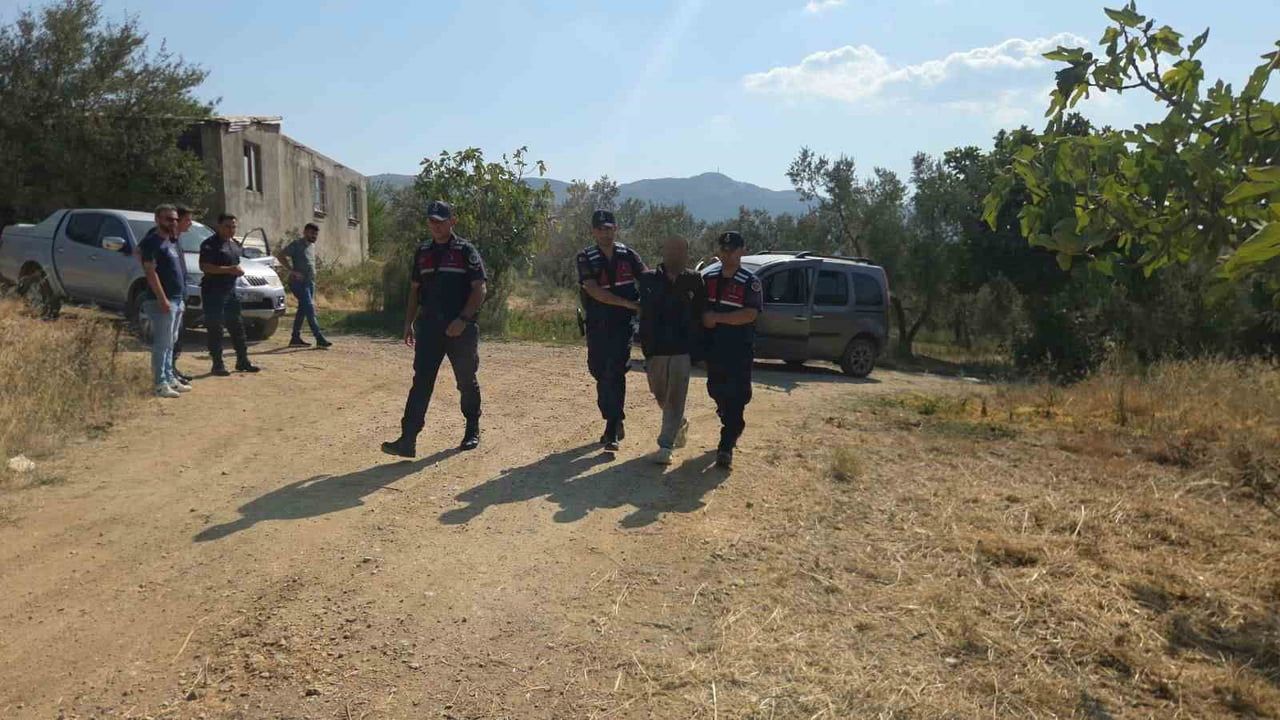 BURSA'DA ÇALINTI OLDUĞU İLERİ SÜRÜLEN BİR ARACI FARK EDEN POLİS EKİPLERİ, ARACI YAKLAŞIK 10...