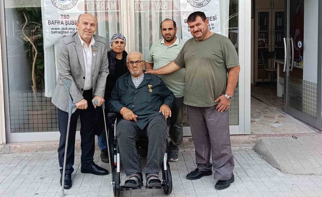 TÜRKİYE SAKATLAR DERNEĞİ BAFRA ŞUBESİ, BİR ŞEHİT BABASINA AKÜLÜ SANDALYE HEDİYE EDEREK ANLAMLI BİR...