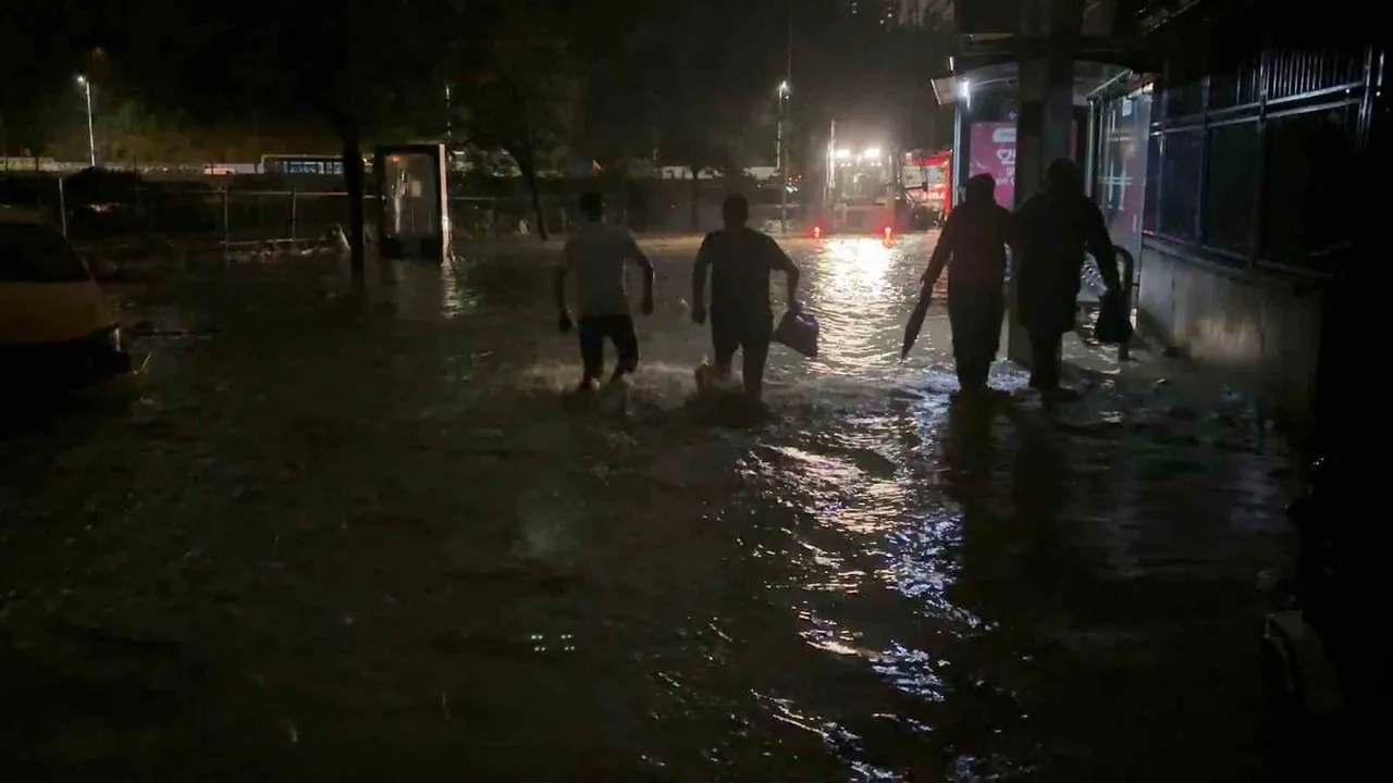 SARIYER AYAZAĞA’DA ETKİLİ OLAN ŞİDDETLİ SAĞANAK YAĞIŞ NEDENİYLE BİRÇOK MAHALLEDE SU BASKINLARI...
