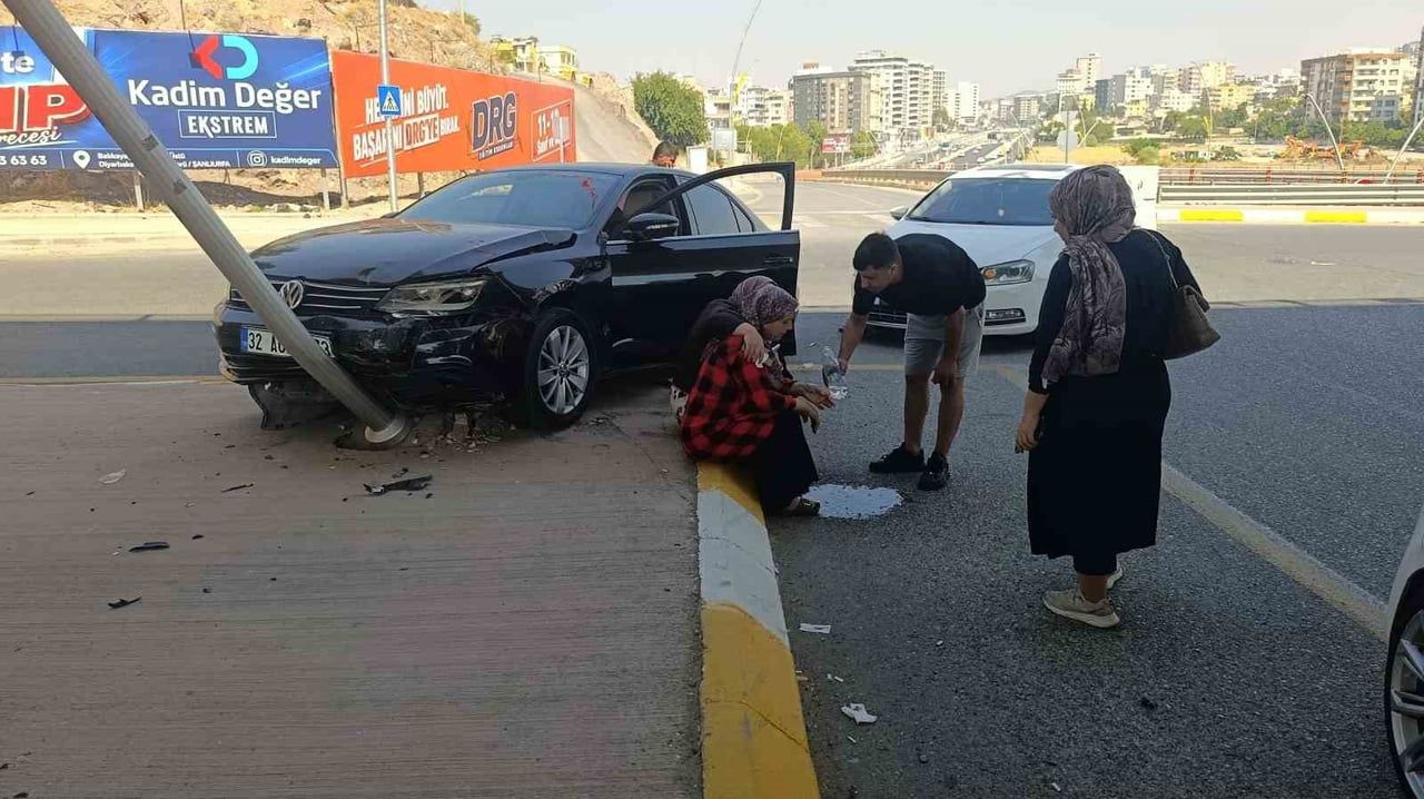 ŞANLIURFA'DA İKİ OTOMOBİL ÇARPIŞTI: 1 YARALI