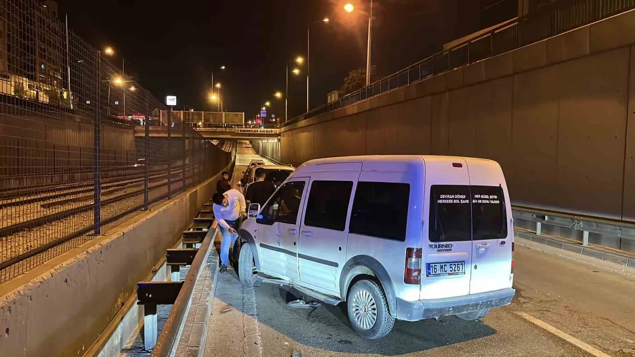 BURSA’DA OTOMOBİLE ÇARPAN MOTOSİKLET SÜRÜCÜSÜ YARALANDI. KAZA SEBEBİYLE YOL, TEK ŞERİTTEN...