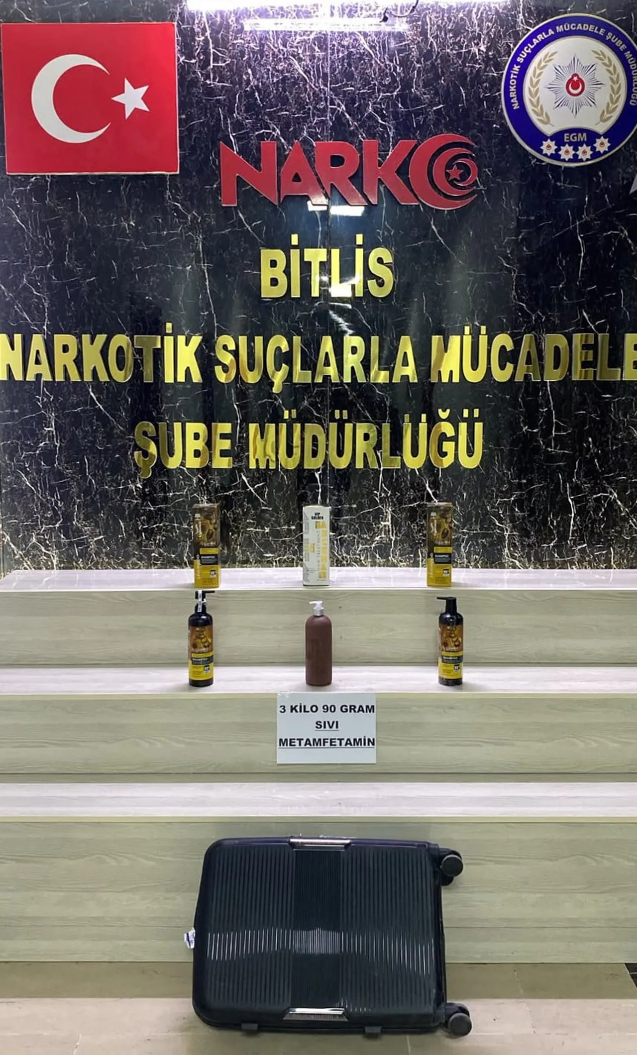 ŞAMPUAN ŞİŞELERİNDE 3 KİLO SIVI METAMFETAMİN ELE GEÇİRİLDİ