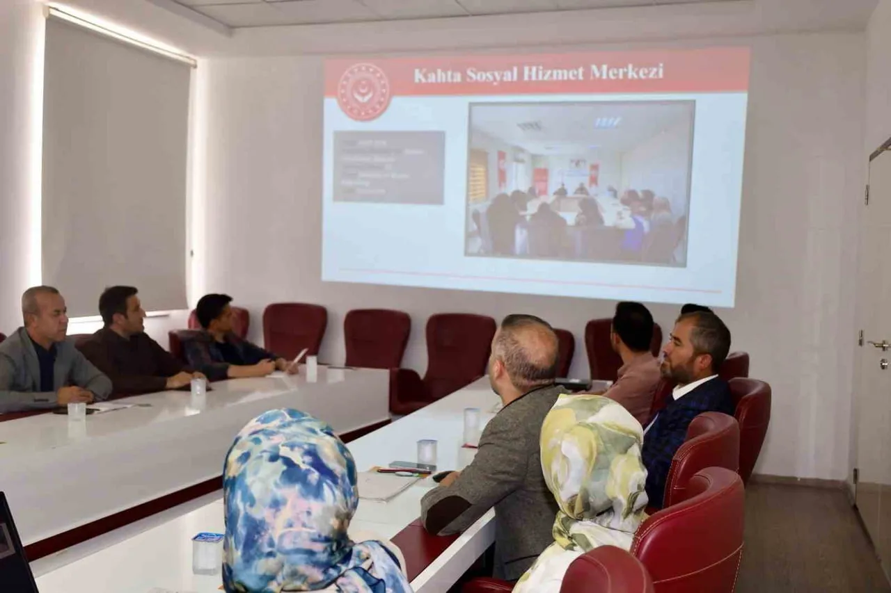 ADIYAMAN’IN KAHTA İLÇESİNDE, "EN İYİ NARKOTİK POLİSİ ANNE" PROJESİ KAPSAMINDA NARKOTİK ANNE...