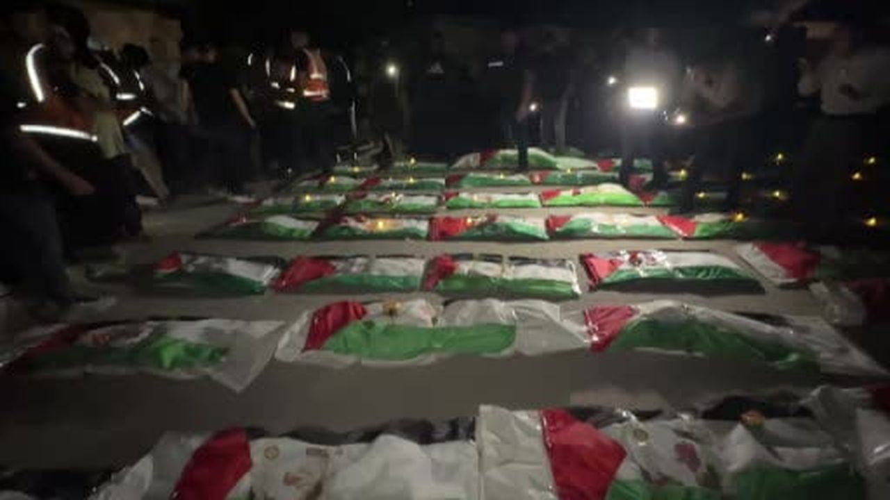 Gazze Şeridi'nde geçtiğimiz yıl Ağustos ayında İsrail bombardımanında yıkılan evlerin enkazından...
